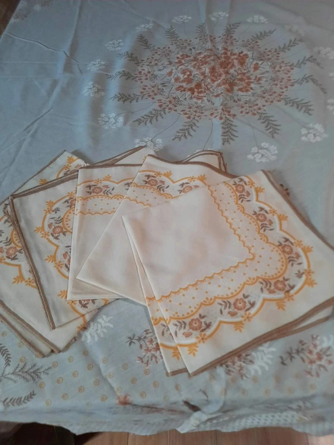 🥀Nappe ronde et ses 10 serviettes. – photo 2